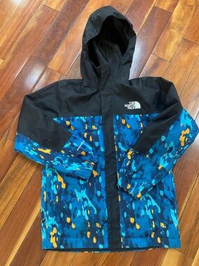 The North Face Blue Camo Hooded Rain Jacket (Boys Medium 10-12)